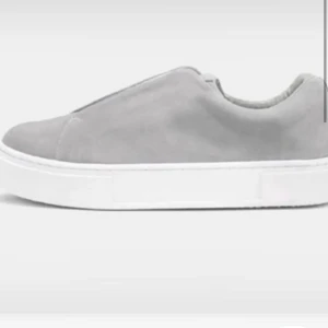 ETYYS - Snygga grå etys skor i mocka med en stilren design. Köpta från en tjej på vinted för 1700. Hon själv har aldrig använt dem o de har jag heller inte gjort. Nypris 2000-2500 kr.