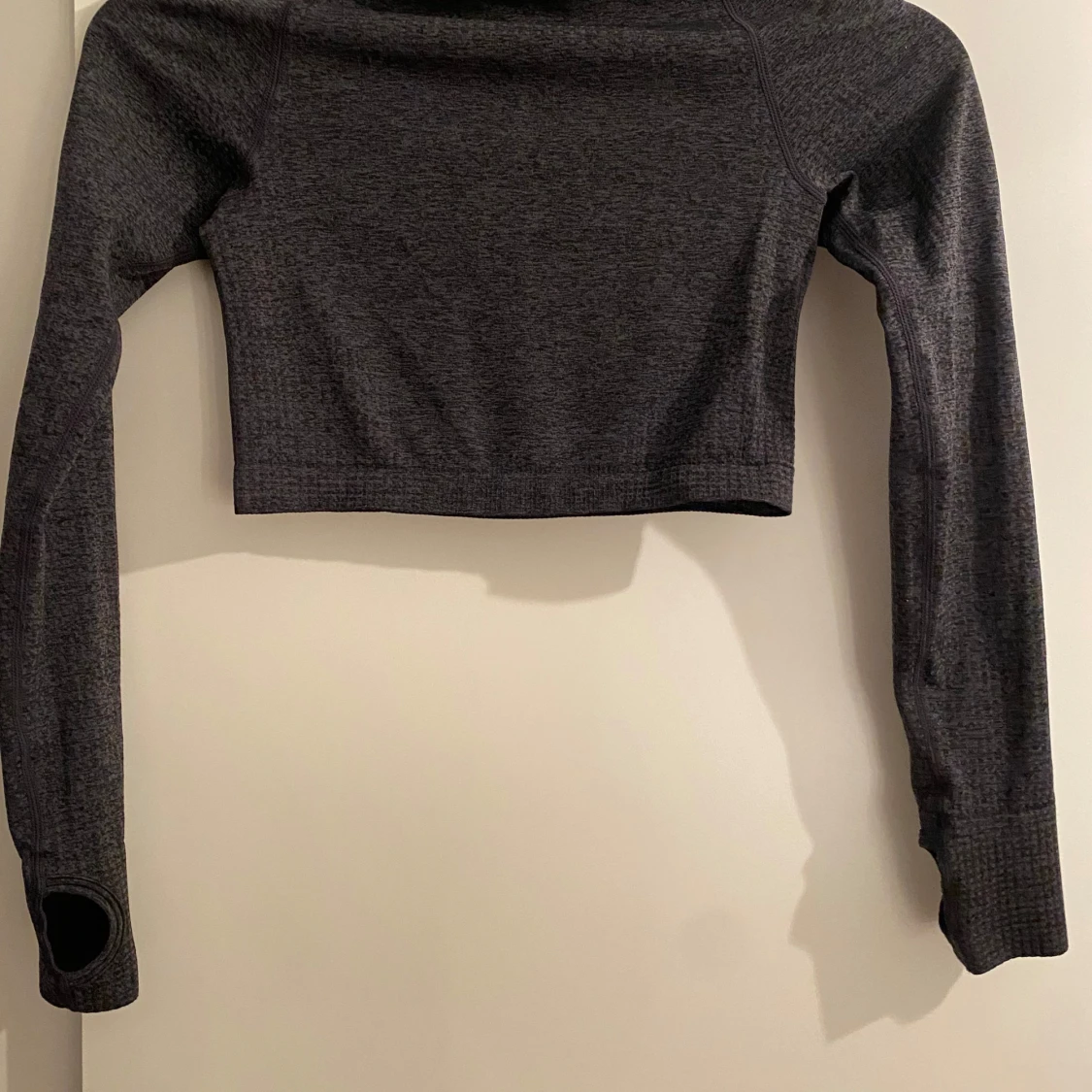 Mörkgrå croppad tröja från Gymshark - 1