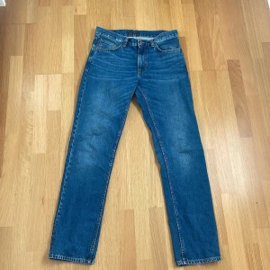 Blå jeans från Nudie Jeans - Säljer mina nudie jeans dom är endast använda ett fåtal gånger och de har inte några defekter. Pris går att diskutera och storleken är w31 L34 nypris 2000kr