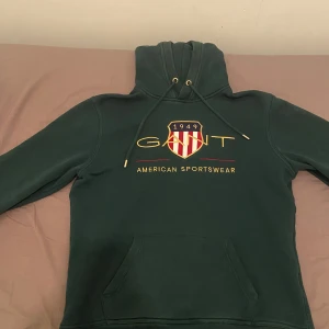  hoodie  GANT - Säljer en snygg grön hoodie från GANT. Den är i väldigt bra kvalitet.