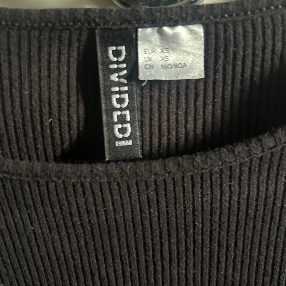 Svart ribbad topp från Divided - 1