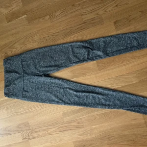 Grå leggings från Shein - Snygga grå leggings från Shein i en melerad design. De är tillverkade i ett mjukt och stretchigt material som ger en bekväm passform. Perfekta för både träning och avslappnade dagar.