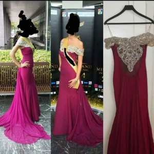 Vinröd långklänning med silverdetaljer - Festklänning säljes för 1500kr. Gott skick. Storlek 34.