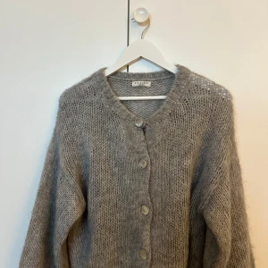 Grå stifkad kofta designbysi  - Knappt använd, storlek xs/s💗