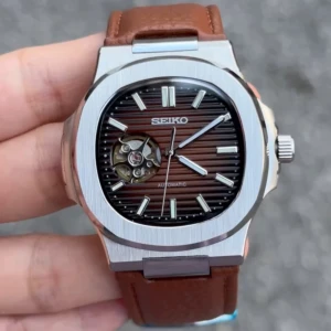 Seiko Nautilus Open heart mod - Nu är denna open heart Nautilus-mod färdigbyggd och till salu! (Custom-made.) Diameter: 41 mm | Tjocklek: 12 mm | Seiko NH35 automatverk | Safirglas (reptåligt) | 316L borstat stål | Fjärilslås | Skruvad krona | Luminova | 3 ATM | Genomskinlig baksida | Justerbar: 14,5–22 cm. Klocklåda & verktyg ingår. Frågor? DM! 