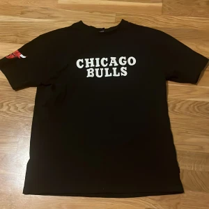 Basket chicago bulls tröja - Riktig snygg chicago bulls tröja. Perfekt till att ha på sig på träningar och utanför speciellt om man är basket intresserad! Priset är ej hugget i sten vid snabb affär! Skriv vid funderingar mvh!