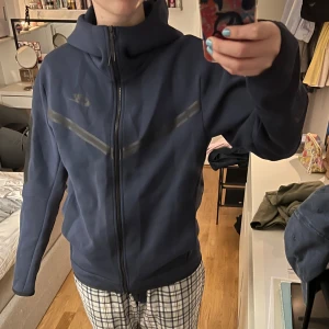 Blå Nike Tech fleece - Superfint skick, endast använd 2 gånger. Det går att förhandla ner priset!