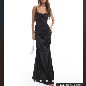 Svart maxiklänning med slit - Köpt från asos för, använt 1 gång, nytt skick. Slutsåld på deras hemsida.