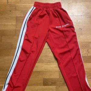 Röda Palm Angels - Snygga röda Palm Angels i mycket bra skick, använda få gånger.(start pris är 650, priset går att diskuteras) vill bli av med dom så fort som möjligt