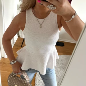 Peplumtopp  - absolut snyggaste toppen!!❤️‍🔥❤️‍🔥🤩 jätte populär och eftertraktad 🌟 dragkedja i ryggen