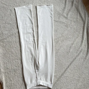 Vita leggings - Säljer ett par vita leggings i mjukt och stretchigt material. Perfekta för en bekväm och stilren look. De har en enkel design utan mönster eller detaljer.