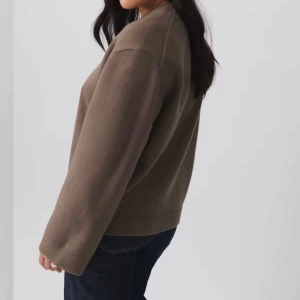 Mörkbeige stickad tröja - Säljer en stilren mörkbeige stickad tröja med rund hals och långa ärmar. Perfekt för kyligare dagar och enkel att matcha med olika outfits. Tröjan har ribbade muddar vid ärmslut och nederkant. Köpt från Gina för 349kr och använd 2 gånger💝