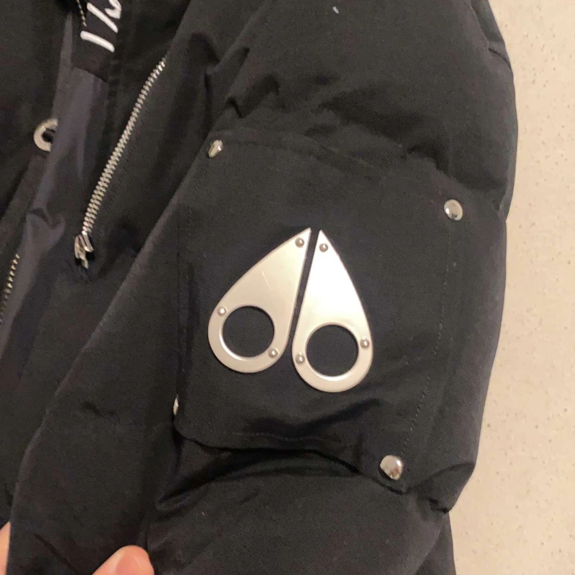 Svart pufferjacka från Moose Knuckles - 1