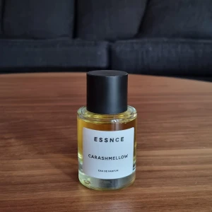 Essnce "Carashmellow" - Essnce Carashmellow – en söt gourmanddoft med karamell, vanilj och mjölk. Öppnar med karamell och mjölk, utvecklas med kumarin och honung, och avslutas med mjuk vanilj och vit mysk. Testad 1–3 gånger, i mycket bra skick. Perfekt för dig som älskar söta, krämiga dofter! Nypris 360 kr.  