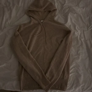 Kashmir hoodie från Carmes - Säljer en supermjuk och stilren beige hoodie i Kashmir från Carmes i storlek M. Perfekt för kyliga dagar med sin mysiga huva och långa ärmar. Materialet känns lyxigt och är perfekt för både vardag och avslappnade tillfällen. Passar perfekt till jeans eller mjukisbyxor! Nypris 1200 mitt pris  499 , använd endast två gånger. 