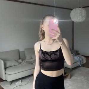 Brun satinlinnetopp - fler bilder kan skickas privat om det önskas :) köpt 2021 och använd ca 5 gånger