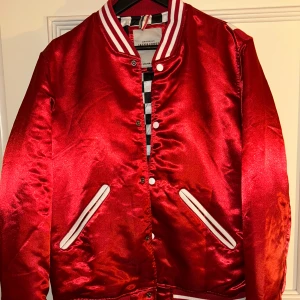 Jack & Jones College Jacka M  - En tunnare jacka från Jack & Jones i väldigt fint skick. Inga slitage eller dylikt, nyskick! Nypris: ~ 799:-. Finns inte och köpa på Jack&Jones längre. 