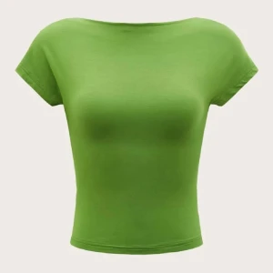 Grön kortärmad topp med öppen rygg - Snygg grön topp med korta ärmar och en stilren öppen rygg. Perfekt för varma dagar eller en utekväll. Enkel och trendig design som passar till många olika outfits. Normal i storlek.