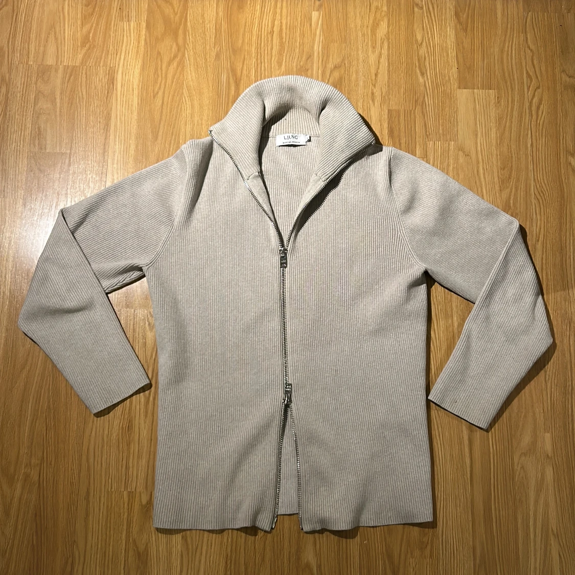 Beige ribbad tröja från Ljung