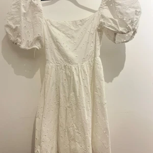 Vit klänning från Zara - Vit klänning från zara, med puffärm🤍 endast använd en gång🤍 en fin skolavslutnings/student klänning till sommarn🤍