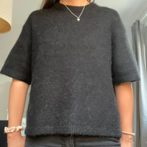 Kortärmad tröja - Säljer min snygga kortärmade stickad tröja från Gina Tricot❤️ storlek M och i bra skick!!