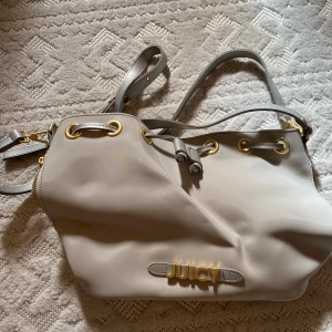 Grå väska från Juicy Couture - Supersnygg och rymlig väska från Juicy Couture! Perfekt om man vill få plats med lite mer saker💕