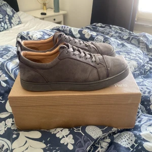 Gråa Christian Louboutins - Tjena! Säljer nu ett par mörkgråa Loubs utan spikar till den som vill ha! Storlek 42 och sitter TTS. Välanvända men inga större defekter som märks av förutom de på bilderna som lätt går att fixa! Låda och Dustbag medföljer! OBS!(🐼) vid fler frågor är det bara att skriva! 