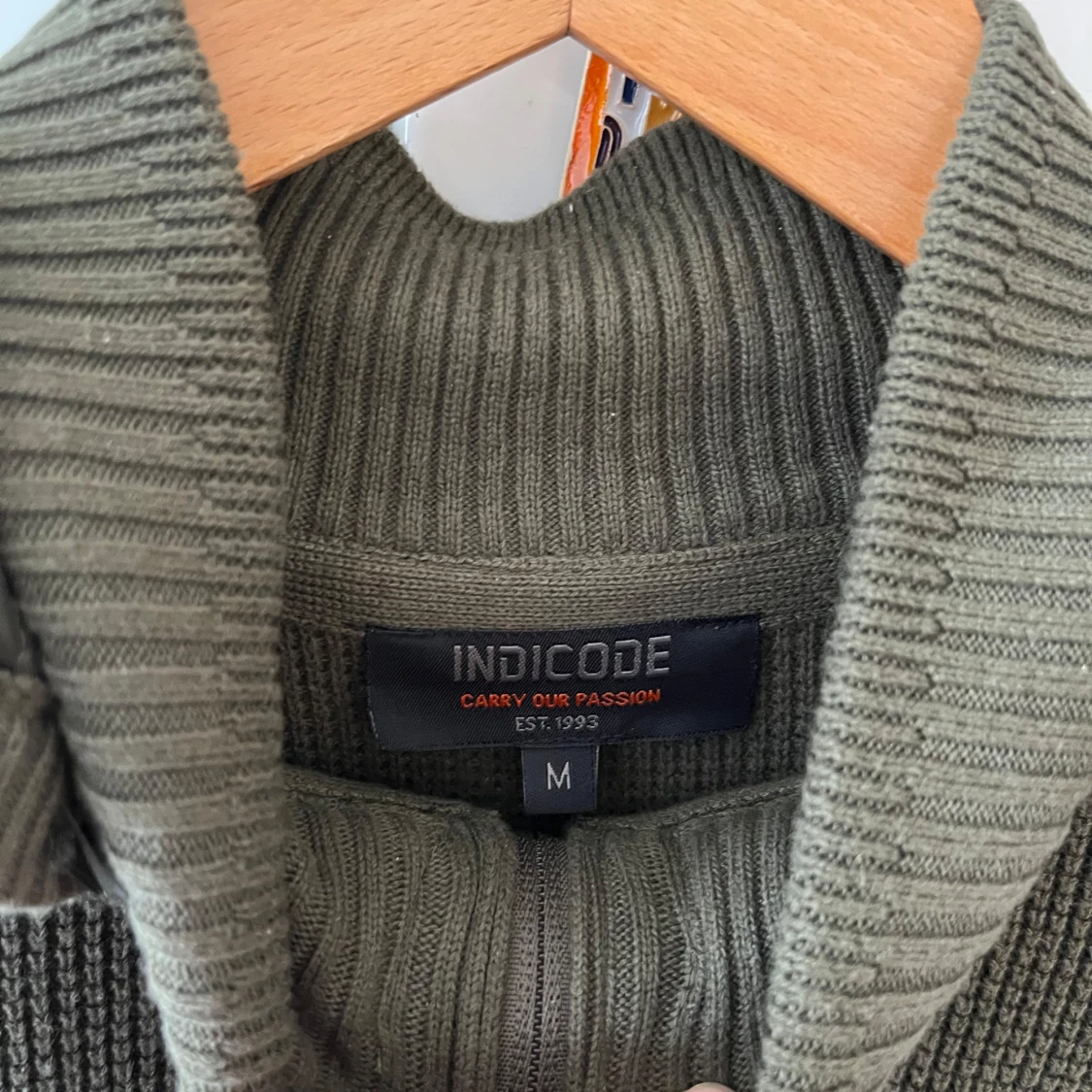 Olivgrön stickad hoodie/ cardigan från Indicode - 1
