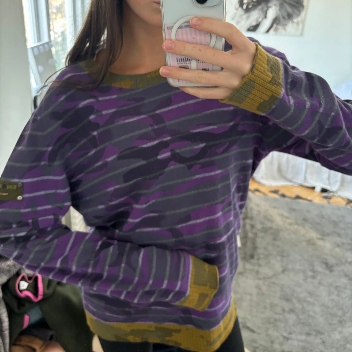 Lila och grön camouflagemönstrad tröja - 1