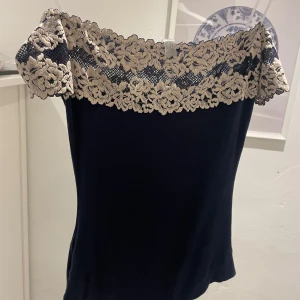 Intimissimis mörkblå body - Mörkblå body i strlk S från Intmissimis. Går ej att köpa längre på hemsida elr butik.