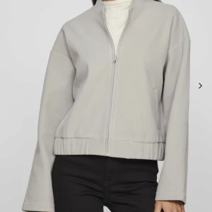 Skön vår jacka med dragkedja  - Säljer nyinköpt jacka med dragkedja, prislappen sitter kvar💕 går att buda vid intresse då jag vill bli av med den! 