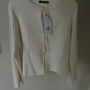 Vit kofta från Gina Tricot - Vit kofta/tröja från Gina Tricot! Ny med prislapp