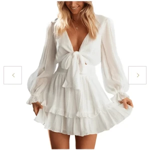 Studentklänning  - Säljer min superfina studentklänning från Dressy i storlek M. Aldrig använd, alla lappar kvar. Säljer då den inte passar mig längre. Köpt för 649kr på hemsidan, skriv gärna om ni har några frågor eller vill ha egna bilder!🤍