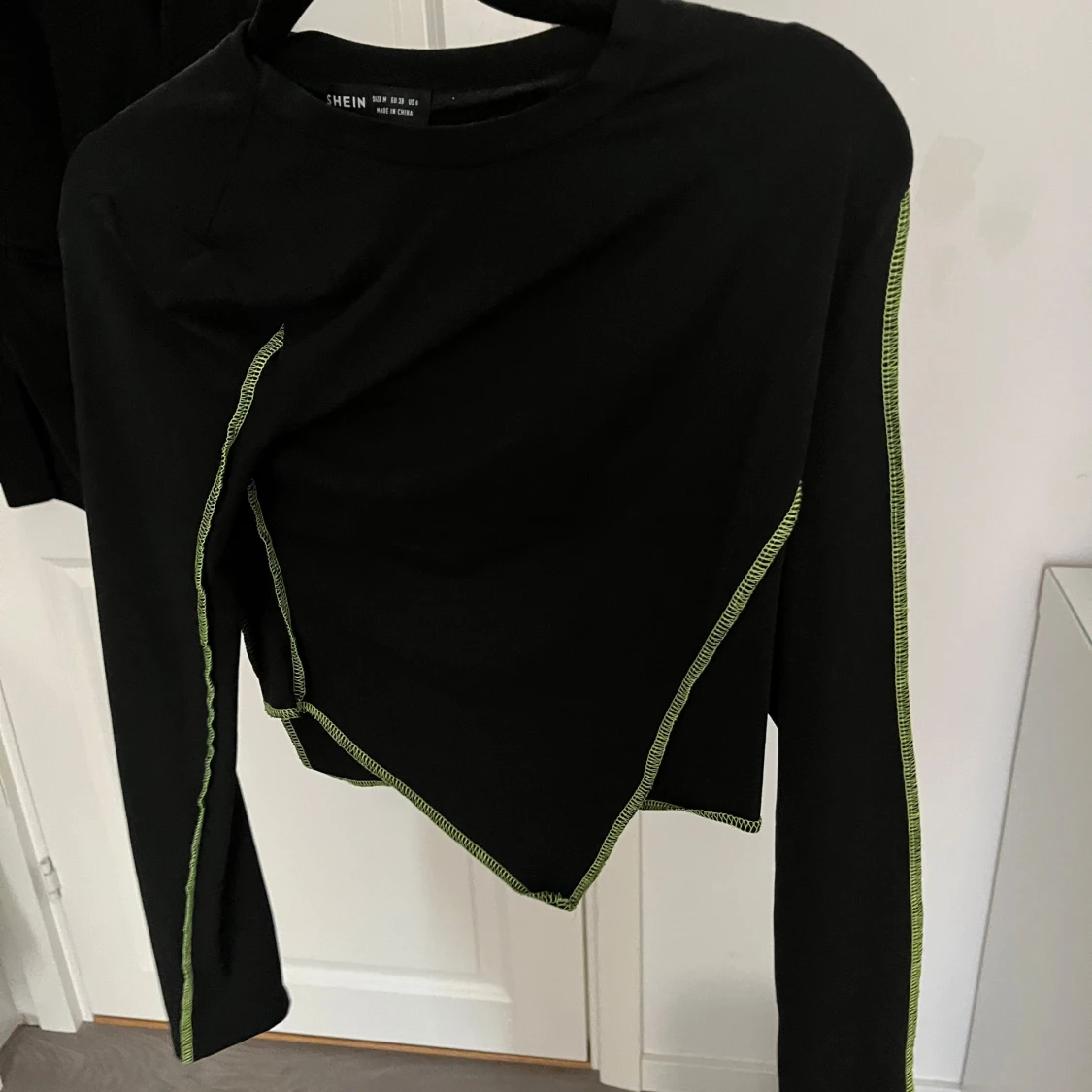 Svart långärmad topp från Shein - 1