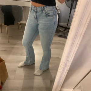 Ljusblå jeans från Gina tricot  - Säljer ett par ljusblå jeans från Gina tricot. De har en klassisk femficksdesign och en bekväm passform. Använda en gång. Ordinarie pris 500 kr.