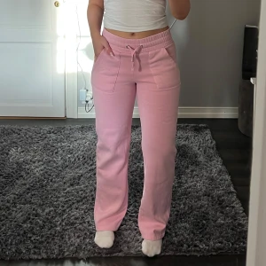 Rosa mjukisbyxor - Säljer ett par bekväma rosa mjukisbyxor med elastisk midja och dragsko💗