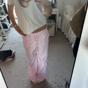 Pyjamas byxor  - Ett par superfina rosa och vit randiga byxor med en loose passform. Helt oanvända och är perfekta till sommaren!!! 💕