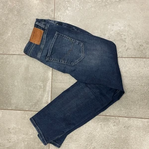 Mörkblå jeansbyxor - Snygga mörkblå jeans från Jack n Jones. Perfekta för en avslappnad stil.