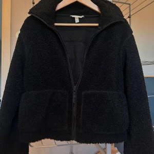 Svart teddyjacka från H&M - Jättefin svart teddyjacka i bra skick 💓skriv vid frågor 💓
