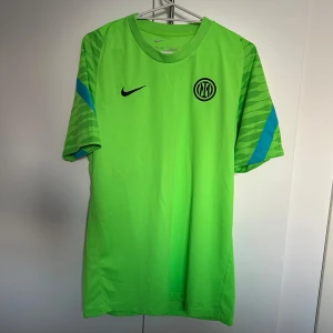 Inter tränings tröja  - Inter Milan tränings tröja. Skick 9/10.