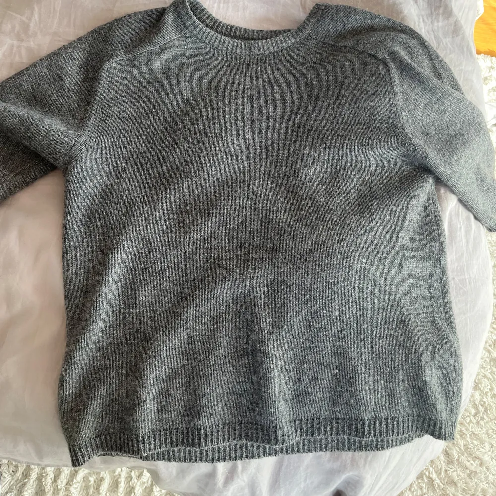 Säljer en stilren grå stickad tröja från Zara. Tröjan har trekvartsärmar och en rund halsringning. Perfekt basplagg och lätt att matcha med olika outfits. Hör av er vid frågor!😍. Neuletakit & Villapaidat.