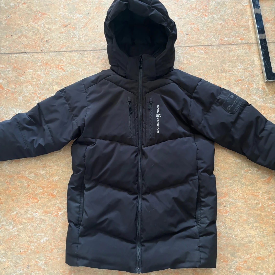 Svart pufferjacka från sailtacing