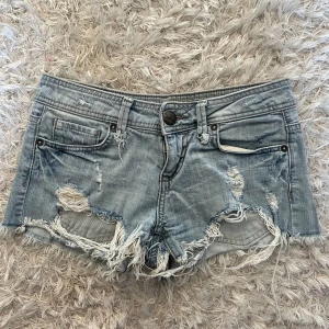 Jeansshorts - Midjemått: 35cm rakt över 💕