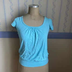 Ljusblå prickig topp - Ljusblå/turkos topp från Eve med små vita prickar. Korta ärmar med lätt puff och bred mudd nedtill. Str. S men passar nog även m. 🩷