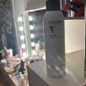 INSHAPE Volume Texture Boost - Grym textur boost nypris är på ca 200kr endast provad 1-2 gånger så iprincip helt ny! INSHAPE Volume Texture Boost är en volymspray för håret som ger extra textur och fyllighet. Kommer i en vit flaska med svart lock och rymmer 250 ml. Perfekt för att skapa en fylligare look med naturlig känsla.
