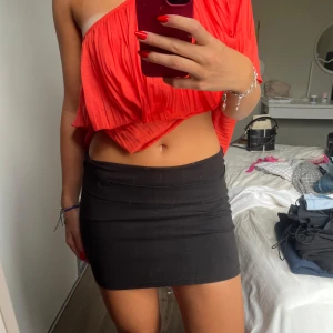 Svart kjol - Har vikt ner kanten i midjan! 