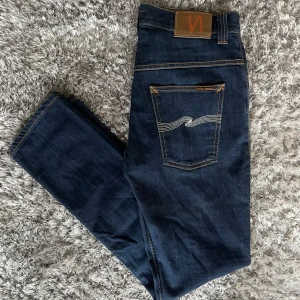 Nudie Jeans Thin Finn (Slim fit) Organic Dry Ecru Embo - Säljer nu dessa Nudie Jeans i den populära passformen Thin Finn | Använt men fortfarande i grymt skick | Strl: W33 L32 | Färg: Organic Dry Ecru Embo | Nypris: ~1400kr | Hör av dig vid minsta fundering :)