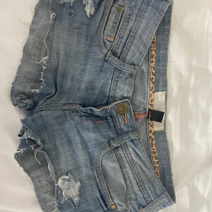 Blå lågmidjade jeansshorts - Såå snygga lågmidjade jeansshorts som passar till ALLT! Pris kan diskuteras!! Midjemått ca 39, längd 21/22