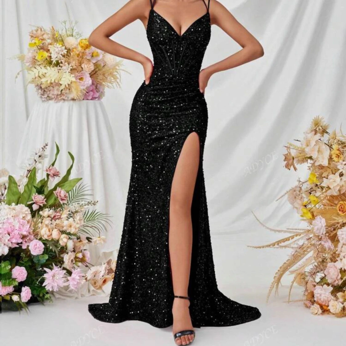 Svart glittrig långklänning med slits - 1
