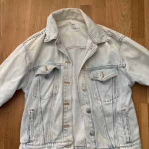 Ljusblå jeansjacka  - Jeansjacka från Mango, köpt för 449 och använd en del. Den är lite blekt men de är också en del av tyget, men lite har blekts av solen. Annars i jättefint skick. Pris kan diskuteras 💕